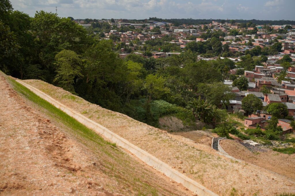 Prefeitura-de-Manaus-conclui-contencao-de-erosao-no-conjunto-Canaranas-e-avanca-para-etapa-de-pavimentacao-3