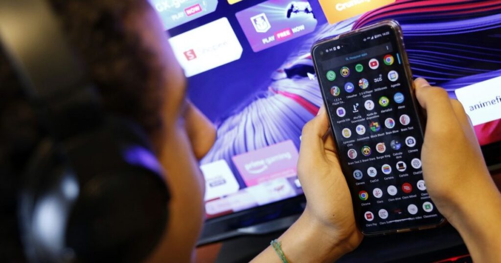 Proteção digital de menores combina acompanhamento familiar e limites à coleta de dados